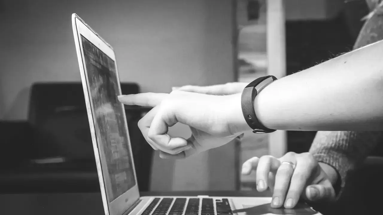 Dos personas revisando datos de una tienda online en la pantalla de un portátil